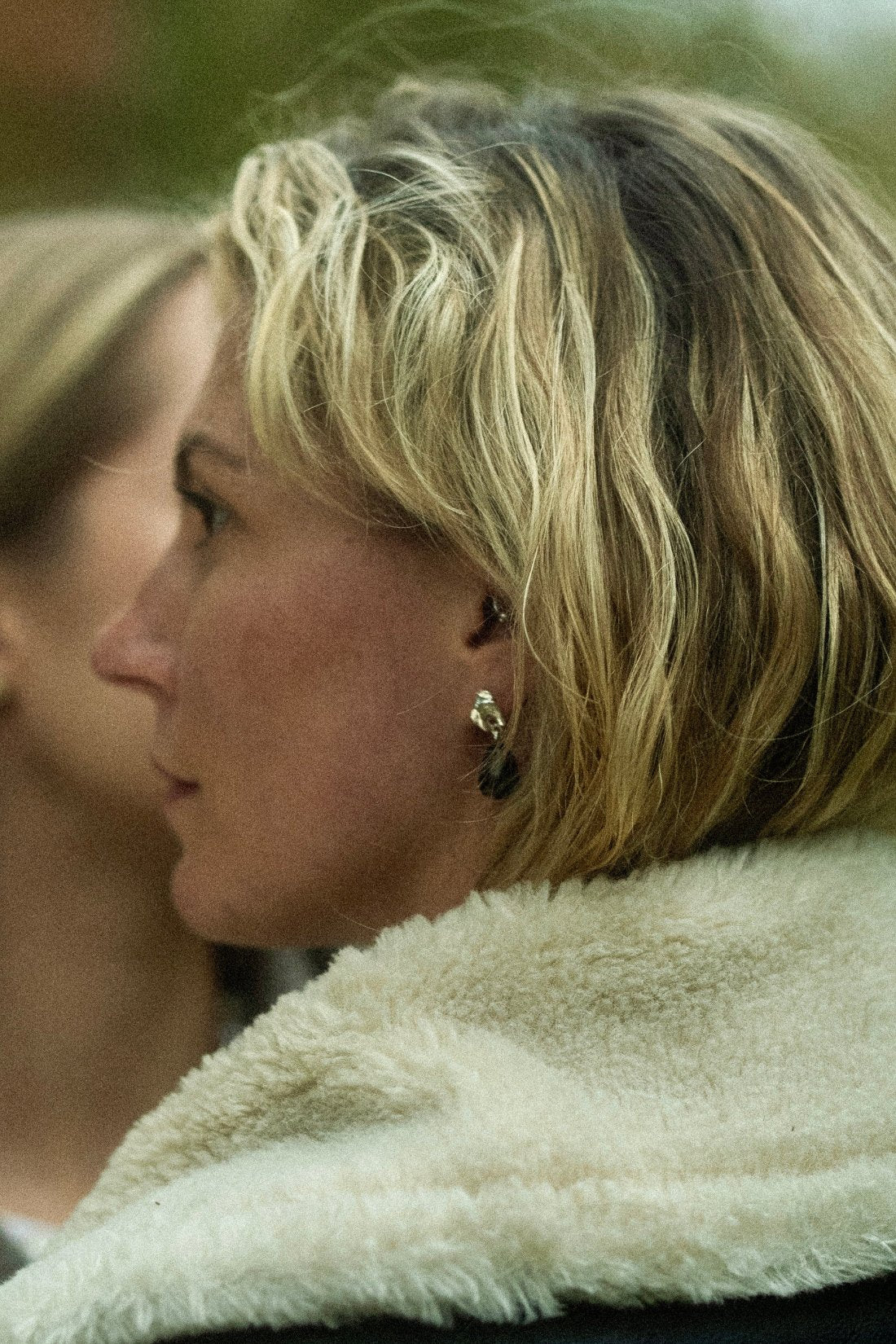 Petal Onyx Øreringe på øre