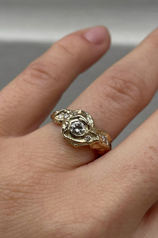 Solid 14 karat guldring med diamanter