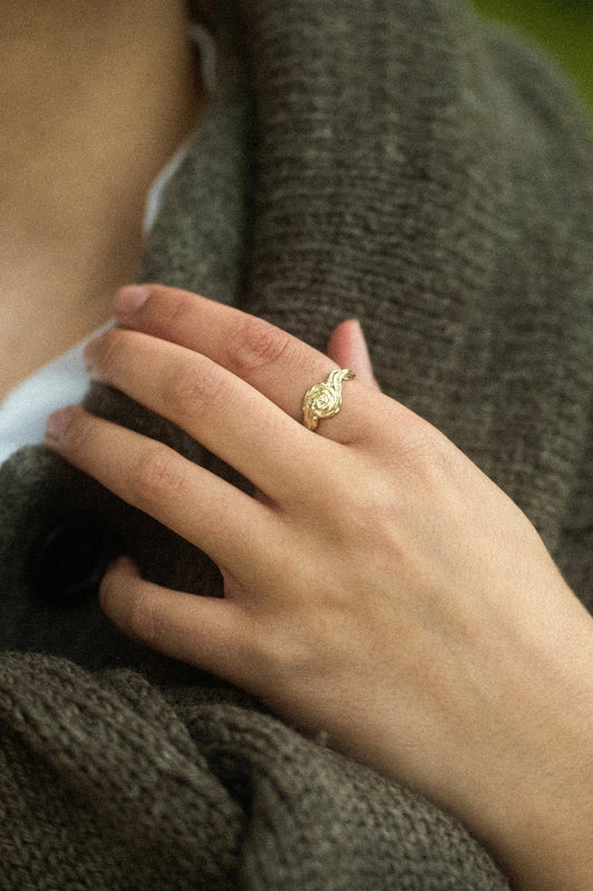 Spiral Guld ring på finger