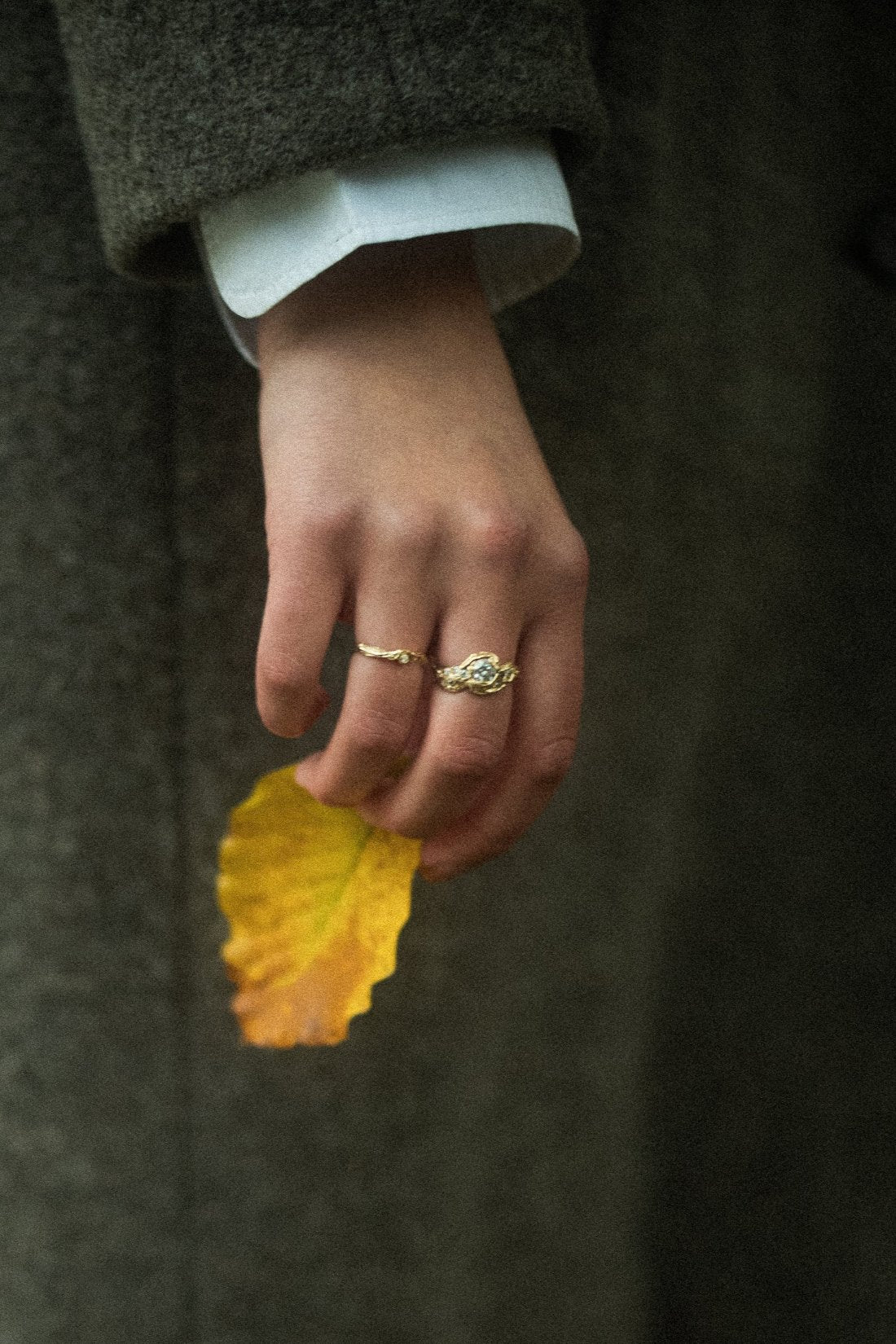 Unda guldring på finger